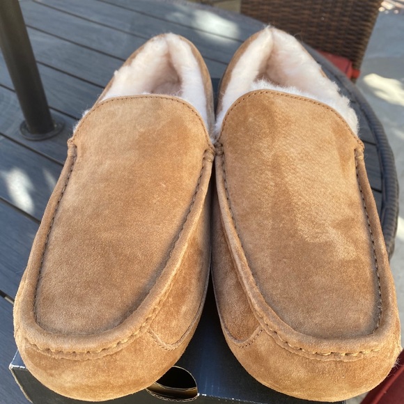 Ugg slipper size 10-11 - Picture 2 of 6